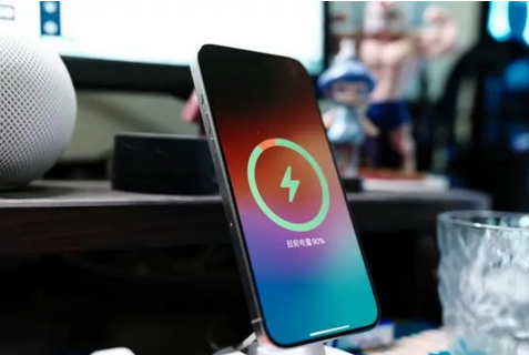 若羌苹果15换屏服务分享用什么充电器给iPhone15充电更好 